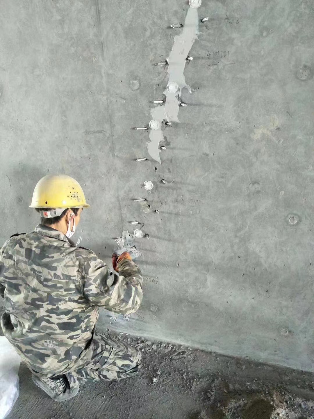 泰安混凝土楼板裂缝加固施工的方案